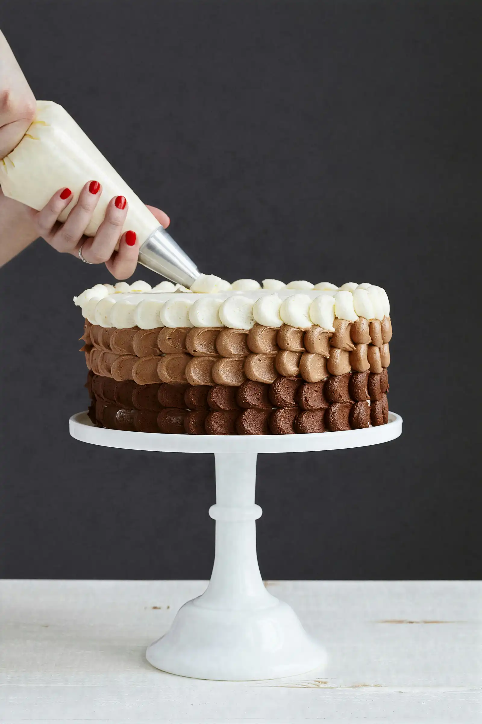 Glaçage d'un layer cake au chocolat